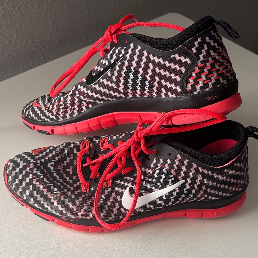 Nike Women's Black and Pink Athletic Shoes